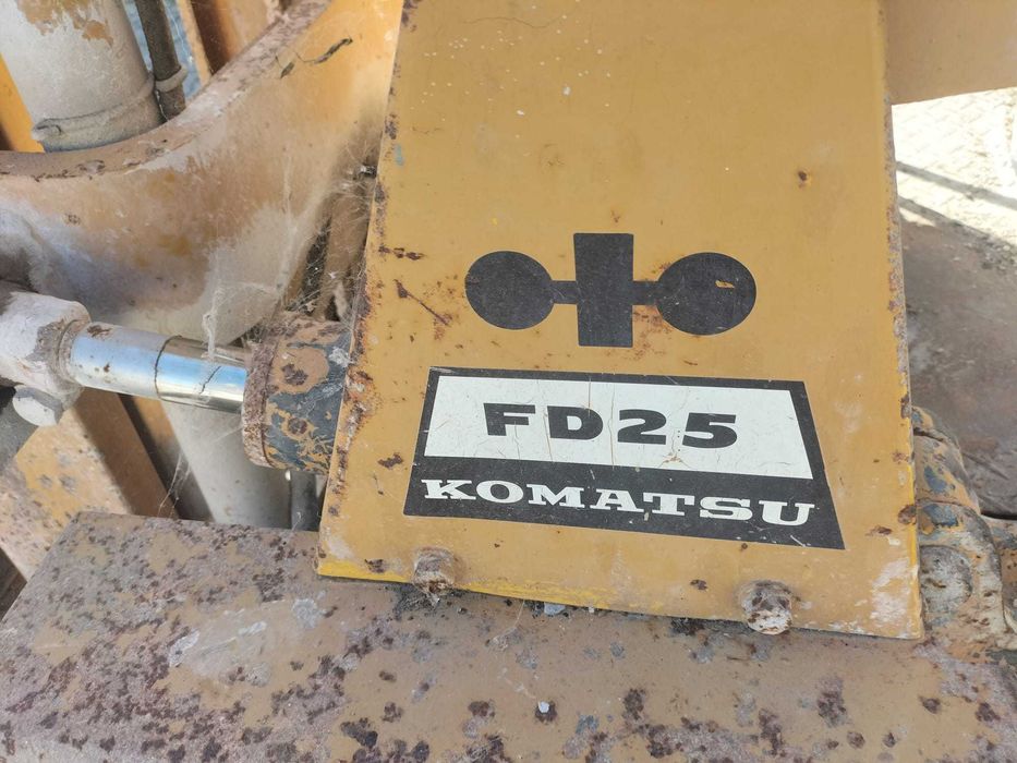 Empilhador Komatsu 2.5 rodado duplo a trabalhar