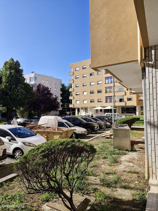 Apartamento T1 com garagem e elevador em Lamaçães