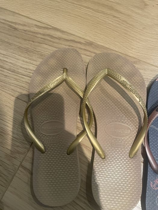 Havaianas douradas e Azuis