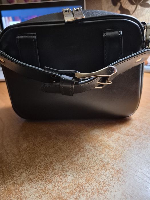 Продам кожаный дамский клатч.