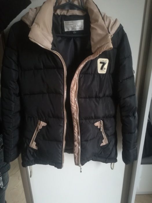 Czarna kurtka z beżowymi dodatkami