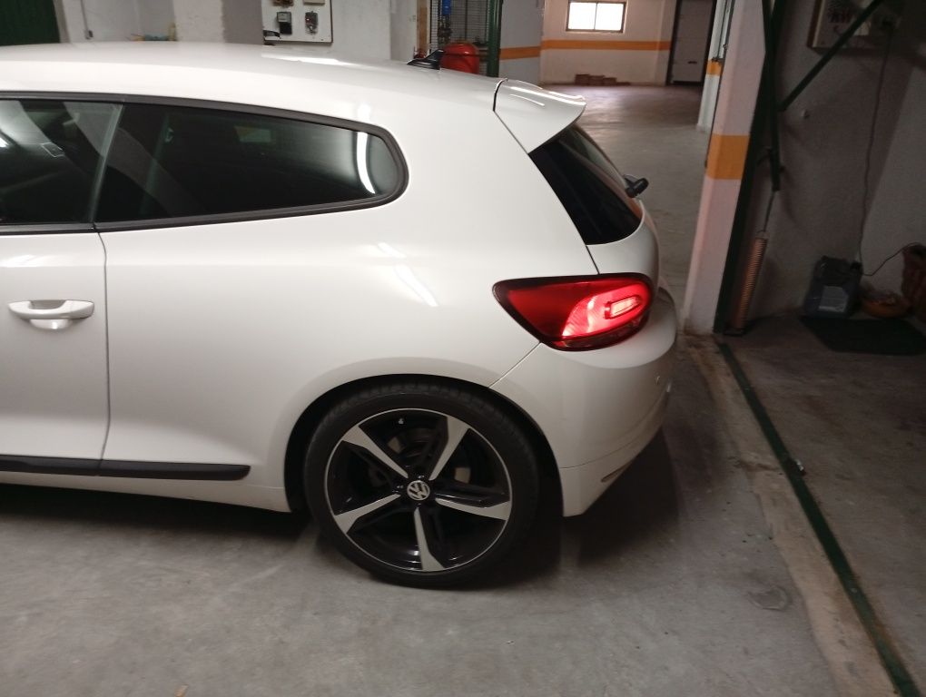 VW Scirocco 2.0 TDI Sport DSG (90mil km apenas))