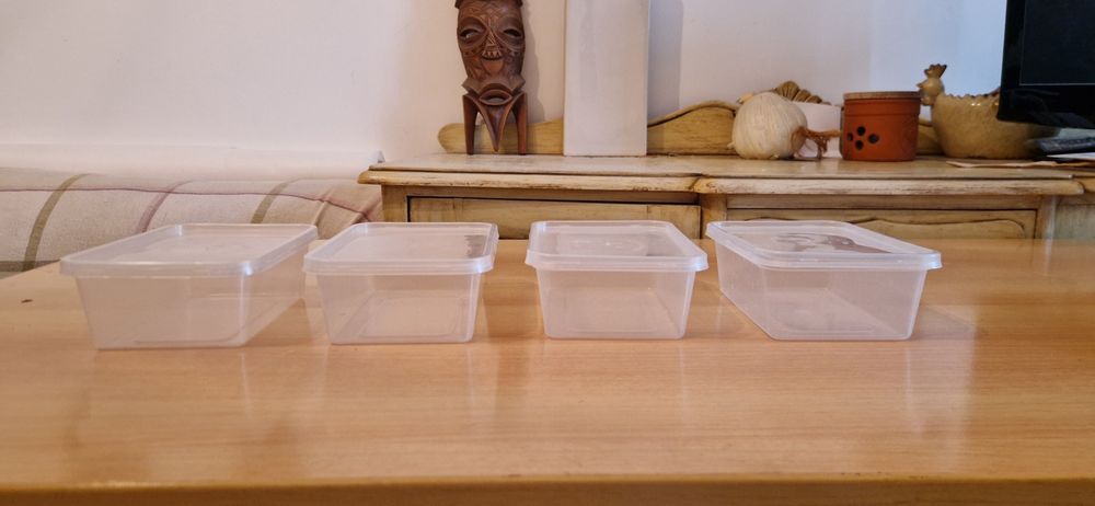 4 Tupperwares com tampa