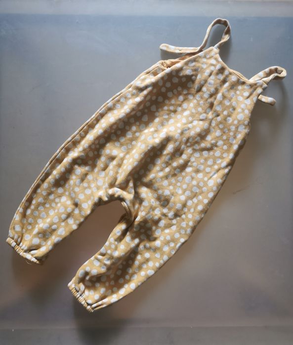 Urocze spodenki r 80 na szelkach Next baby
Kolor musztardowy, w białe