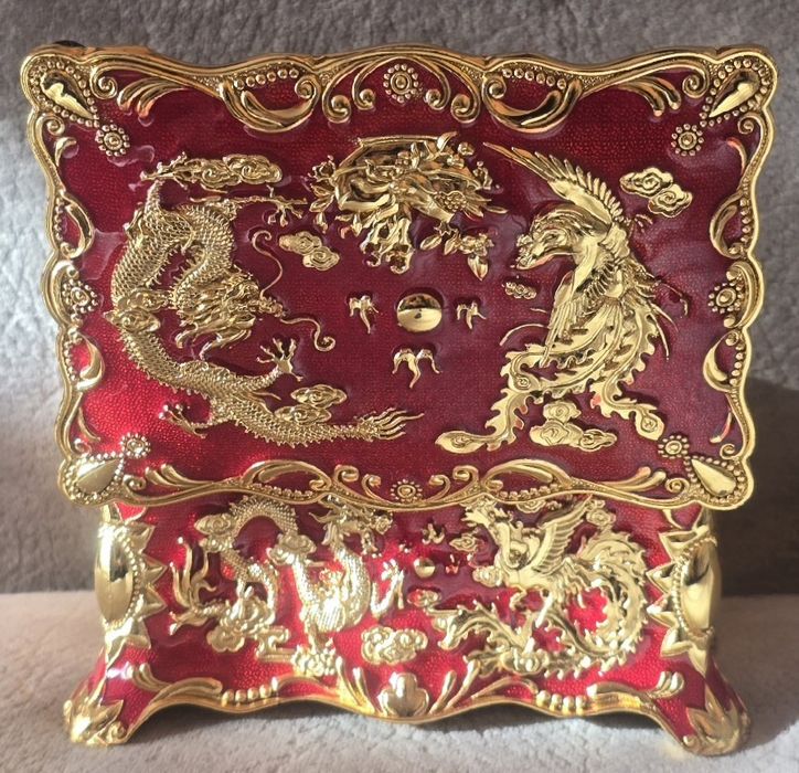 Szkatułka metalowa emaliowana złocona w stylu Faberge St.Petersburg.