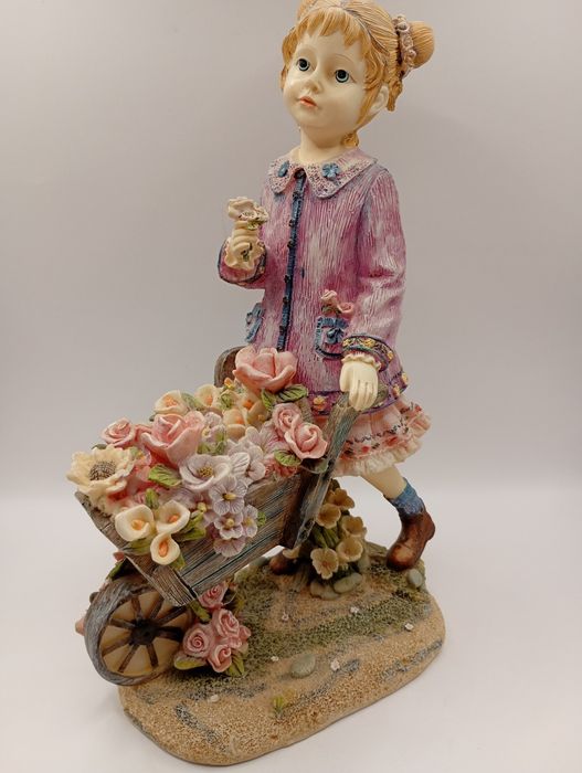 Figurka dziewczynki z taczką