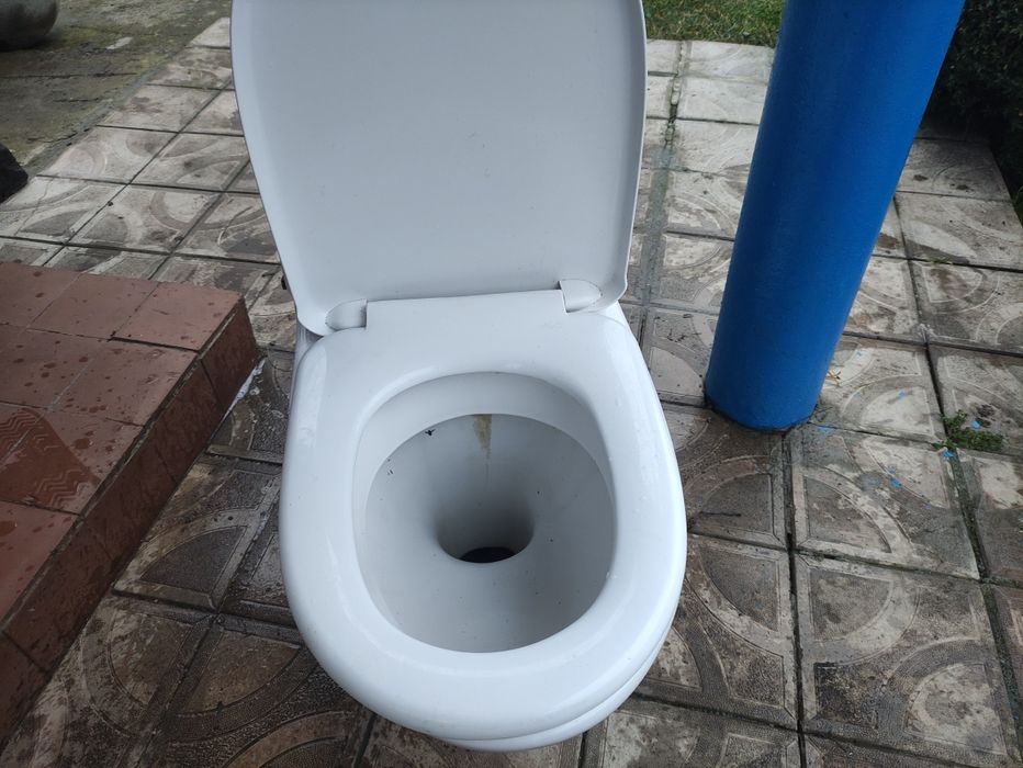 Продам унітаз в доброму стані