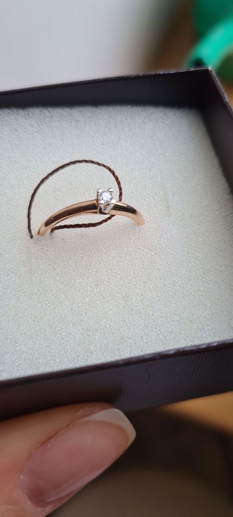 Продаю золотое кольцо с бриллиантом новое