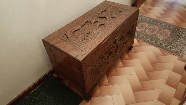 Arca/baú antigo em madeira maciça
