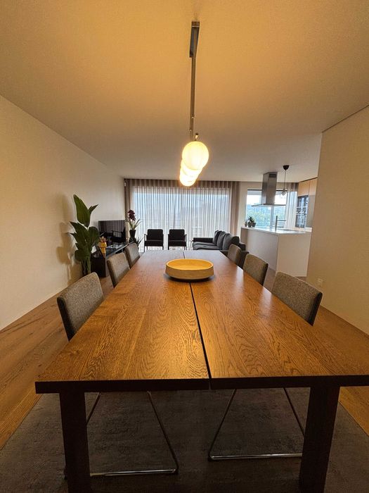 VENDO Conjunto de Sala de JANTAR * - Mesa. Cadeira, Tapete e Aparador.