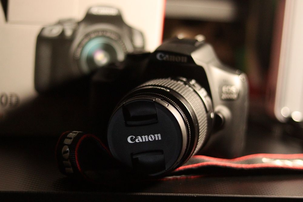 Камера Canon eos 2000d