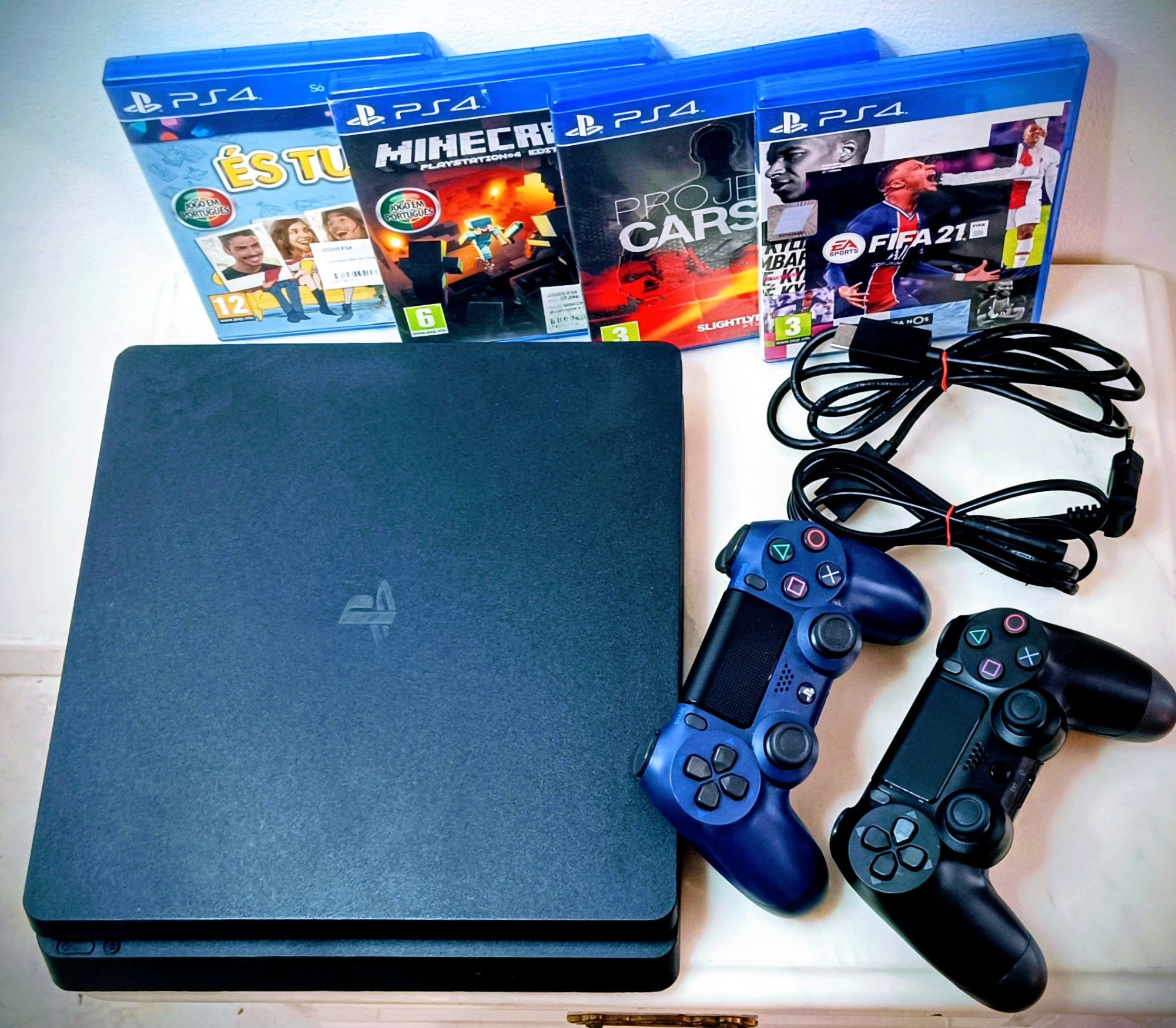 Playstation 4  + 2 comandos + 4 jogos