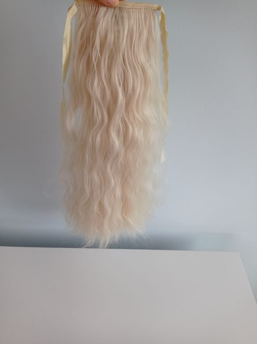 Włosy syntetyczne 50 cm ,kucyk, falowane,jasny blond