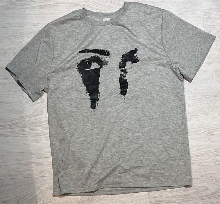 сіра футболка eyes