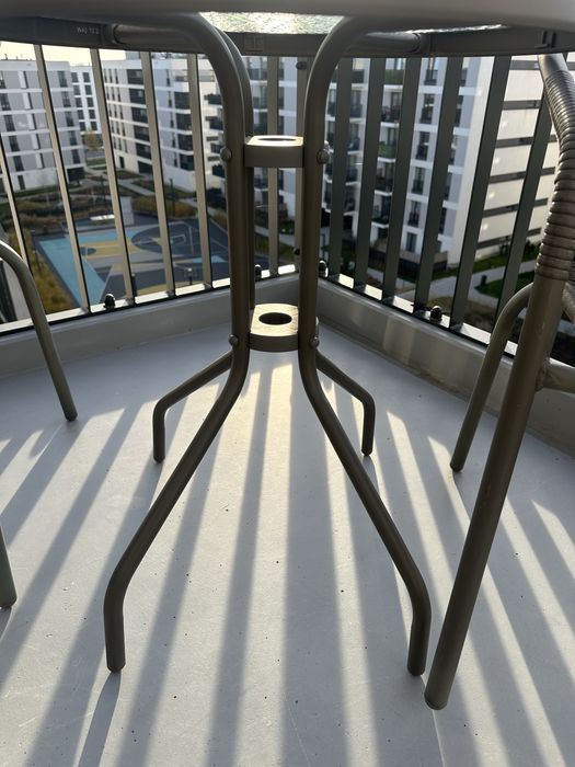 Sprzedam stół z krzesłami.