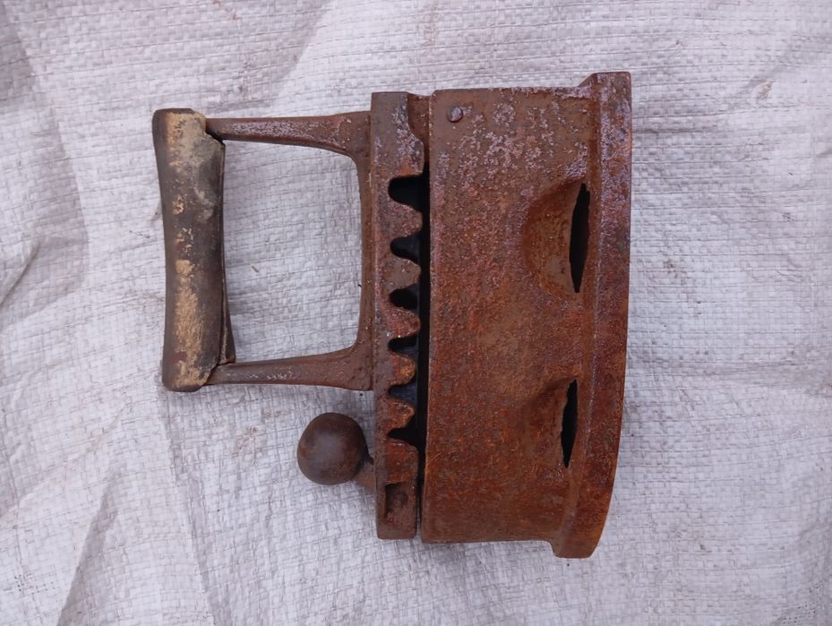 Утюг угольный под реставрацию.