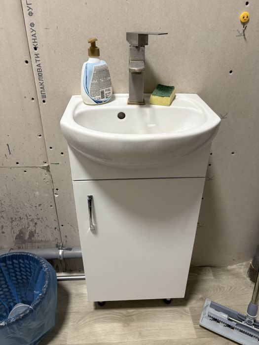 Унітаз та тумба