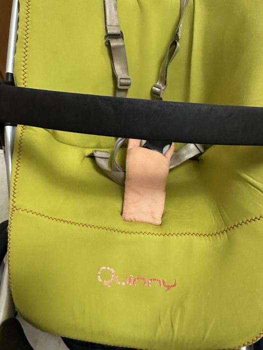 Carrinho preto e verde marca Quinny