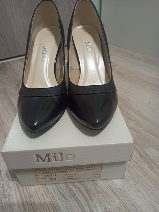 Czarne buty na obcasie