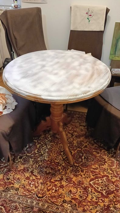 Stolik na nodze + 4 krzesła