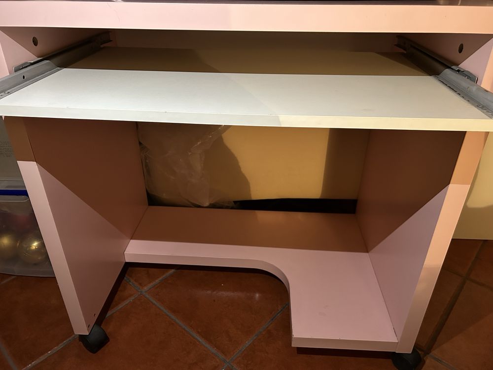 Secretaria cor de rosa