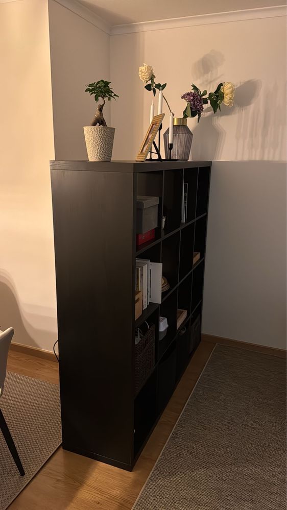 Estante Kallax do IKEA, 147cmx147cm, em muito bom estado
