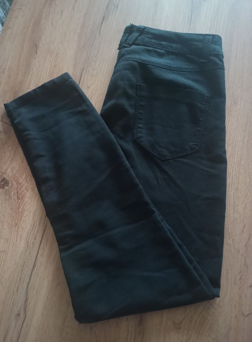 Czarne spodnie rurki rozmiar M