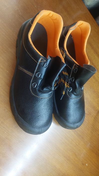 Продам ботинки рабочие.Размер 45.