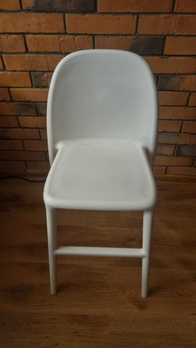 Białe krzesło dziecięce IKEA Urban