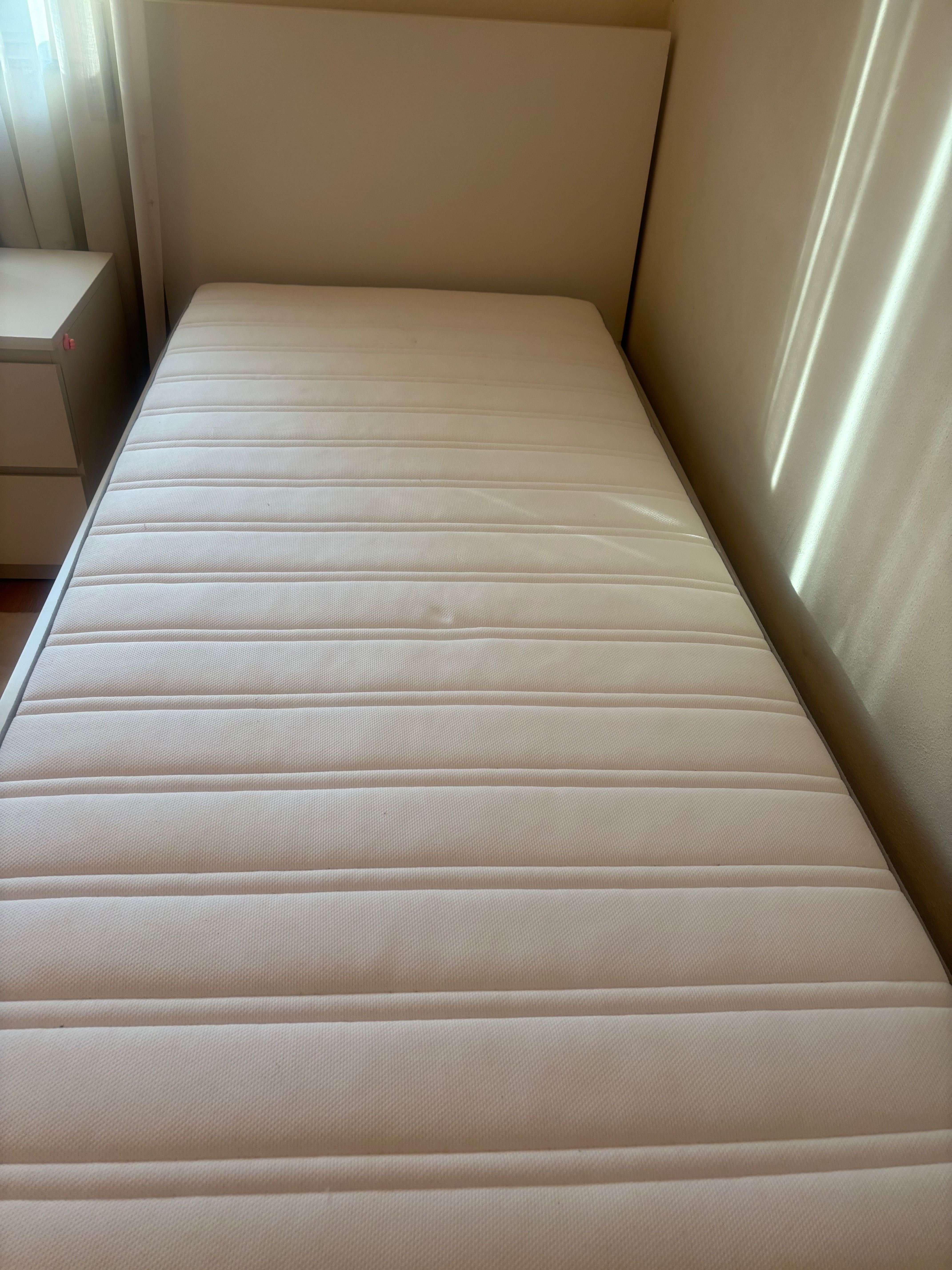 Cama solteira Malm 90x200 com gavetas e colchão