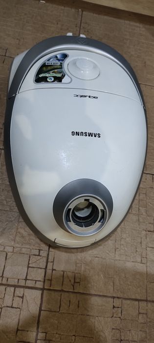 Пилосос с водяним циклонним фільтром