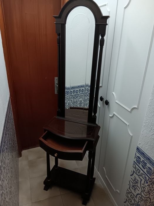 Móvel com espelho e gaveta