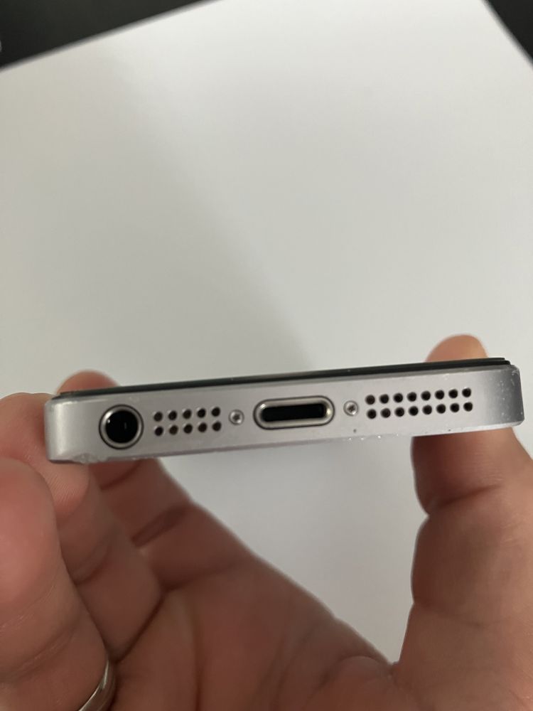 iPhone SE b.dobry z ładowarką