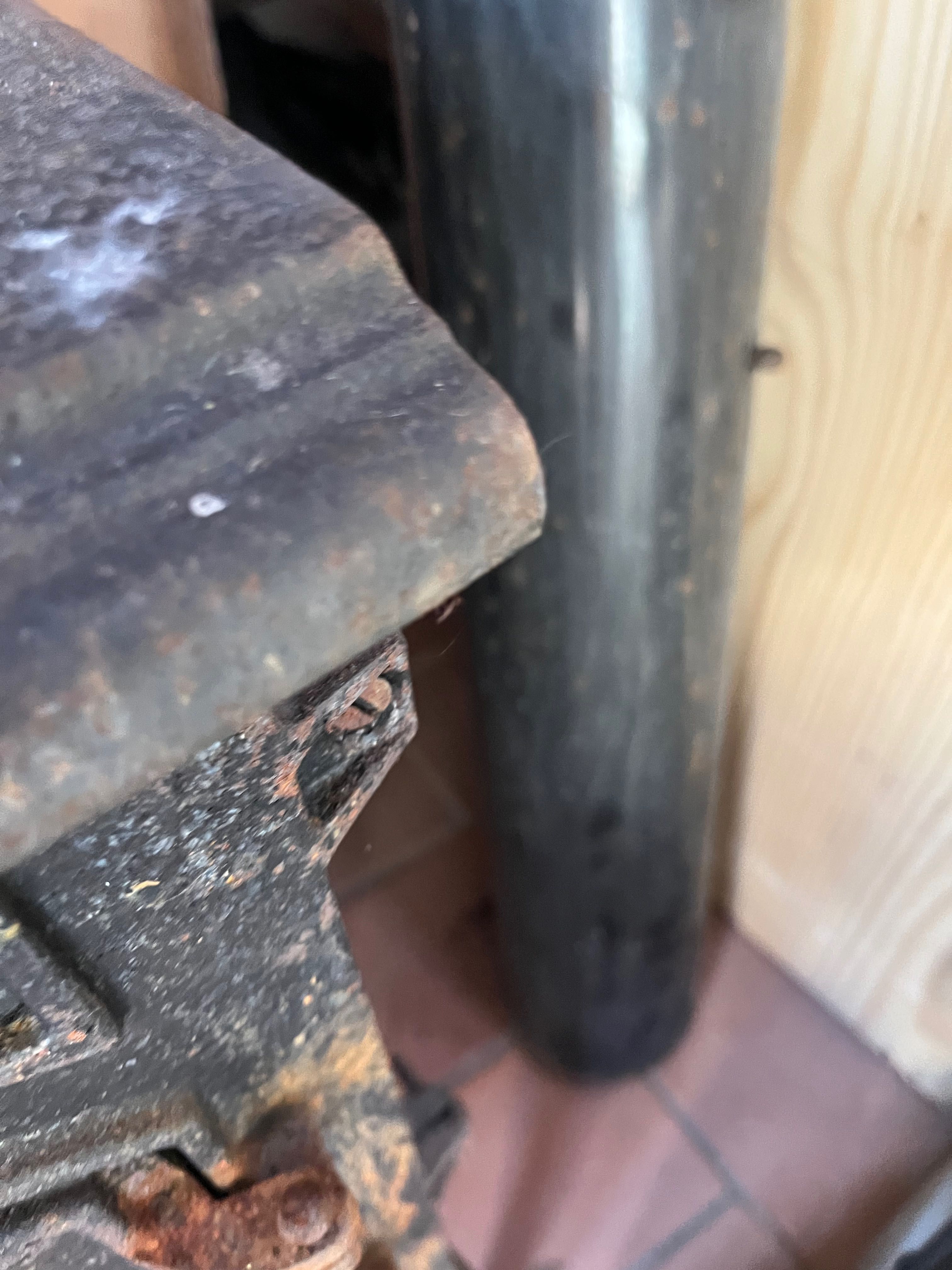 salamandra vintage em ferro fundido com porta e tubo grande