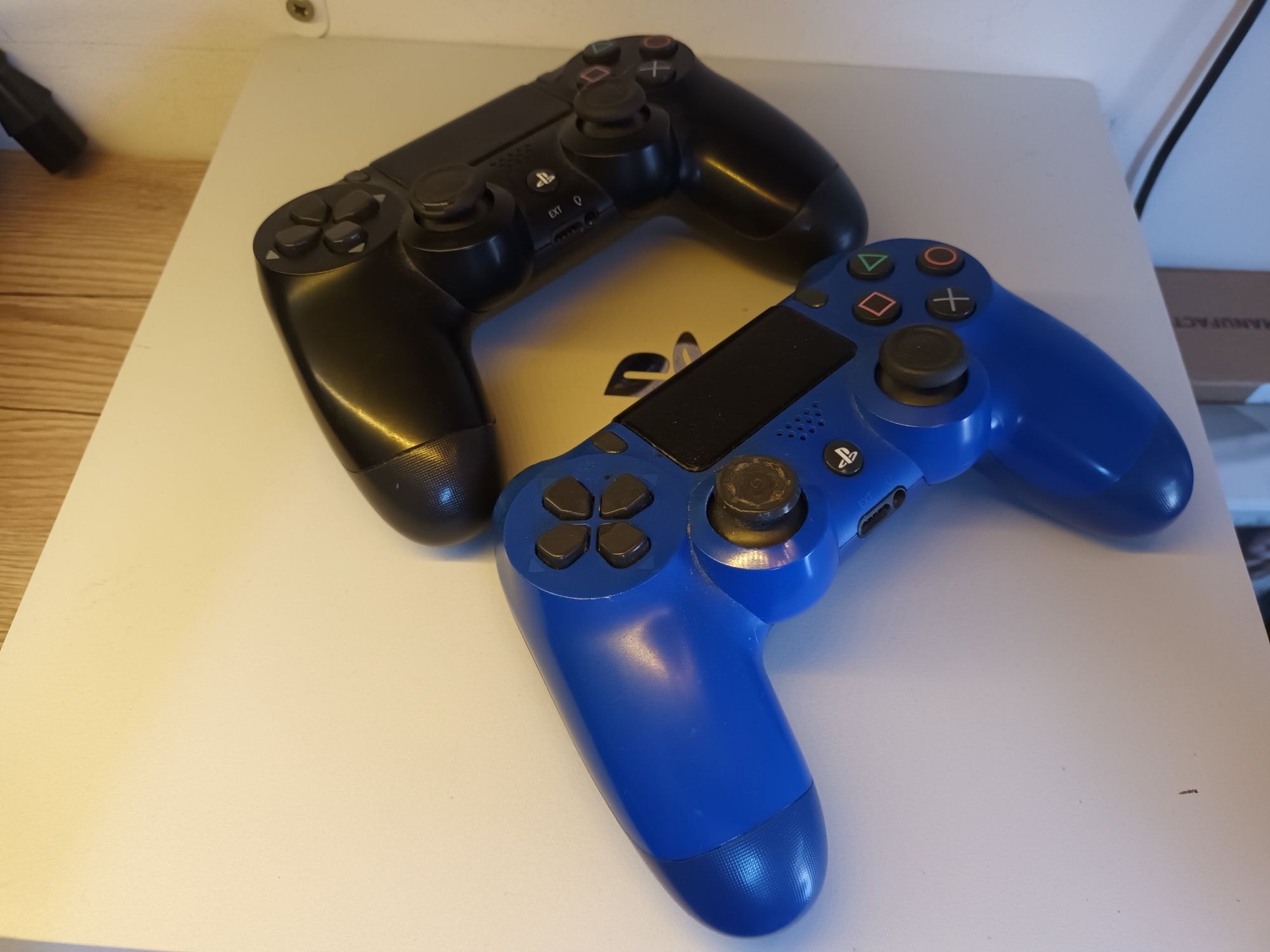 PS4 Pro 1TB biała Konsola PS4 Pro 2x pad