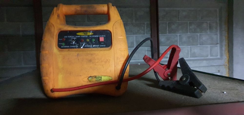 Jump starter z latarka i gniazdem zapalniczki