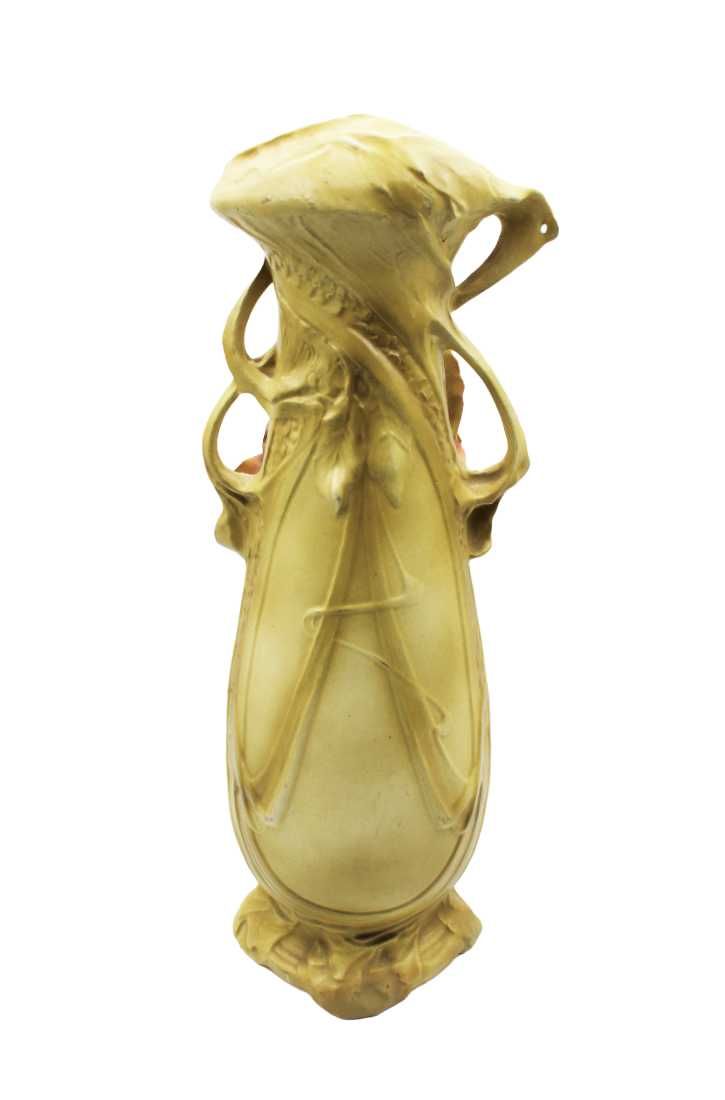 Par de Jarras em Porcelana "Royal Dux"