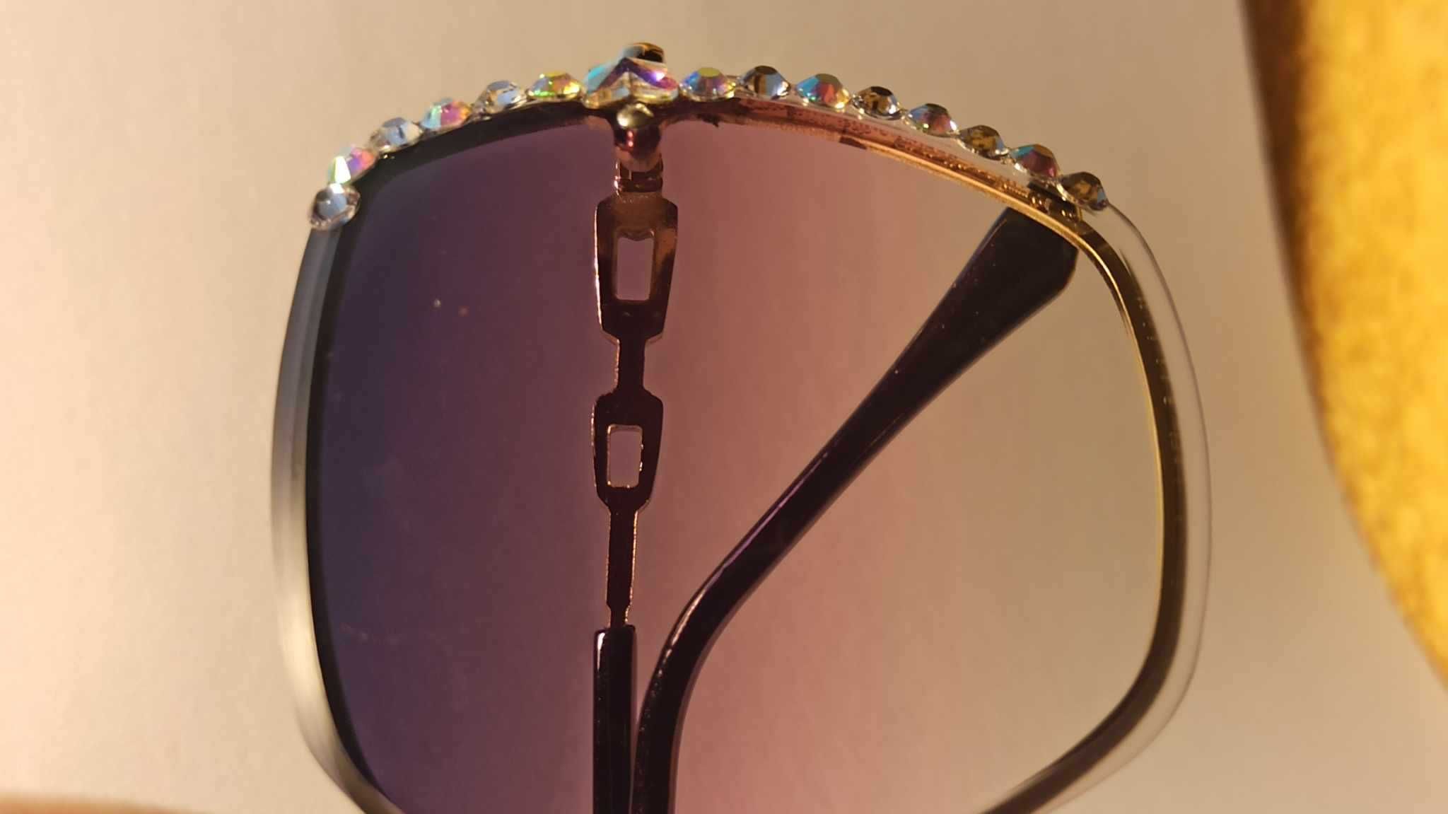 Okulary przeciwsłoneczne cieniowane, zdobione