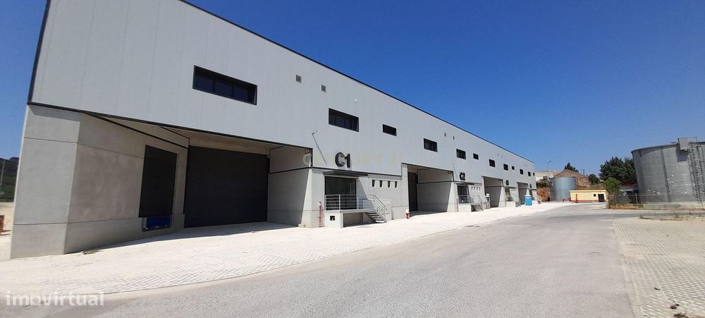 Armazém industrial com 1039 m2 em Arruda dos Vinhos