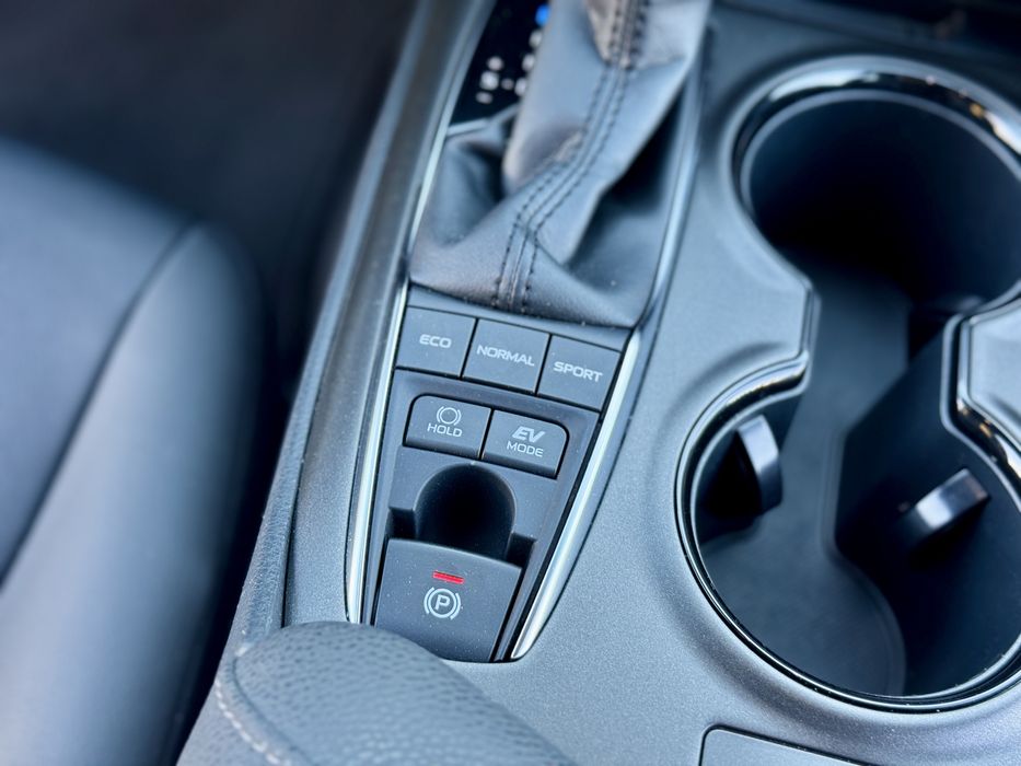 Toyota Camry Elegance+ Hybrid