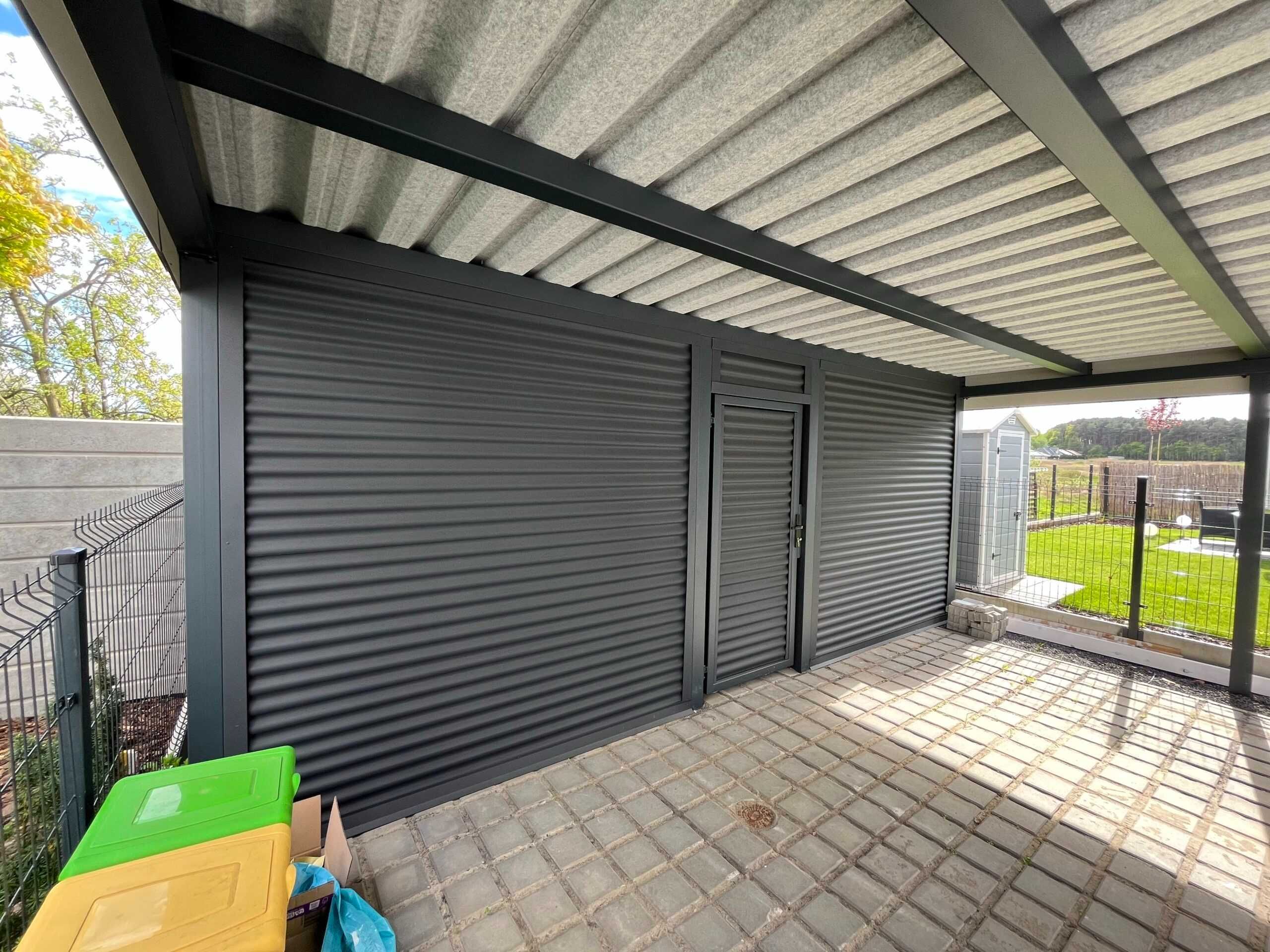 Nowoczesna wiata garażowa, carport z pomieszczeniem gospodarczym