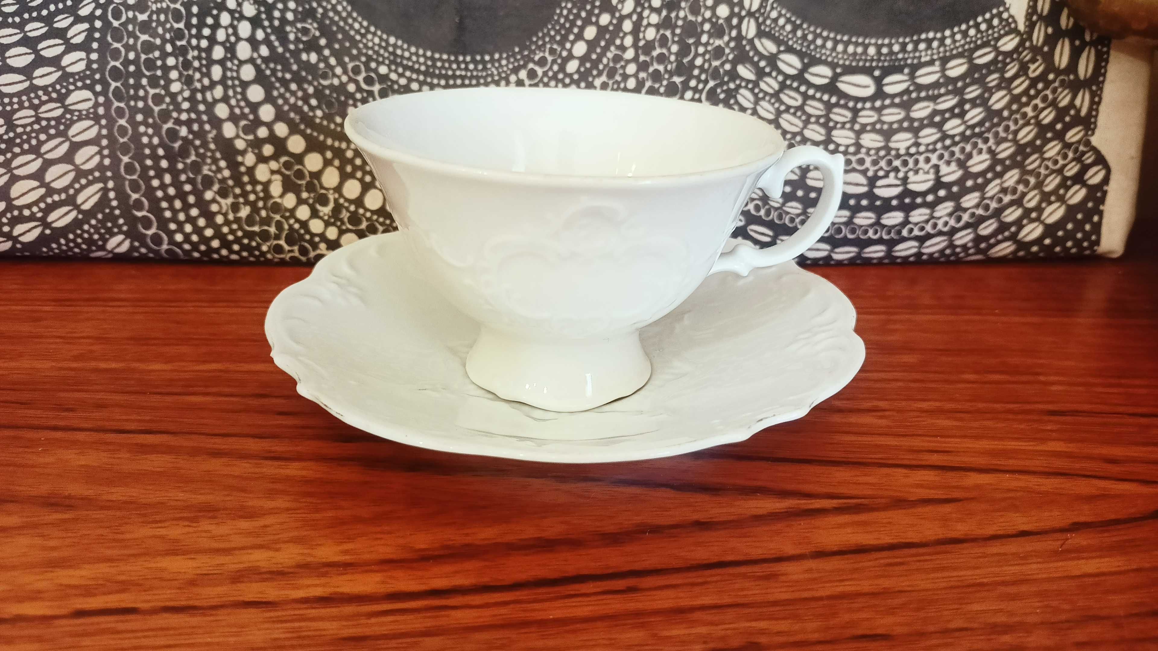 Stara porcelana filiżanka i talerzyk w bieli jak Wałbrzych Wawel