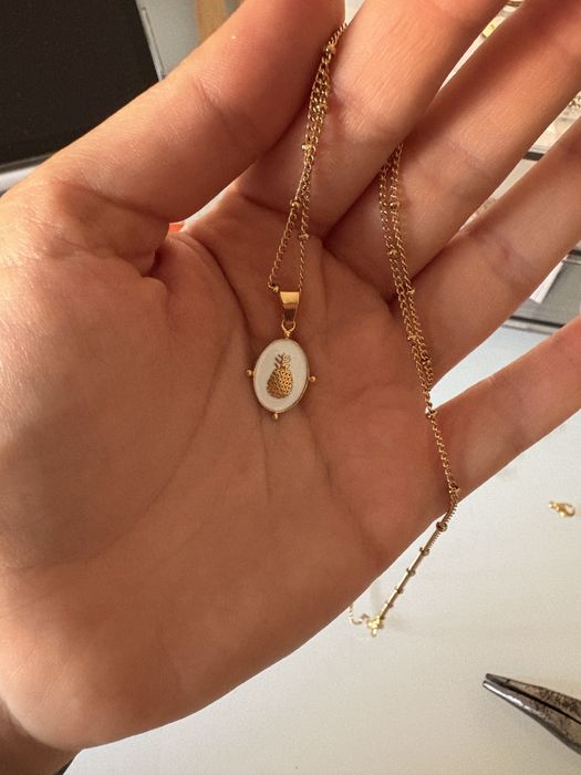 Colar com simbolo branco