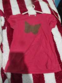 Te shirt cor de rosa com uma borboleta castanha