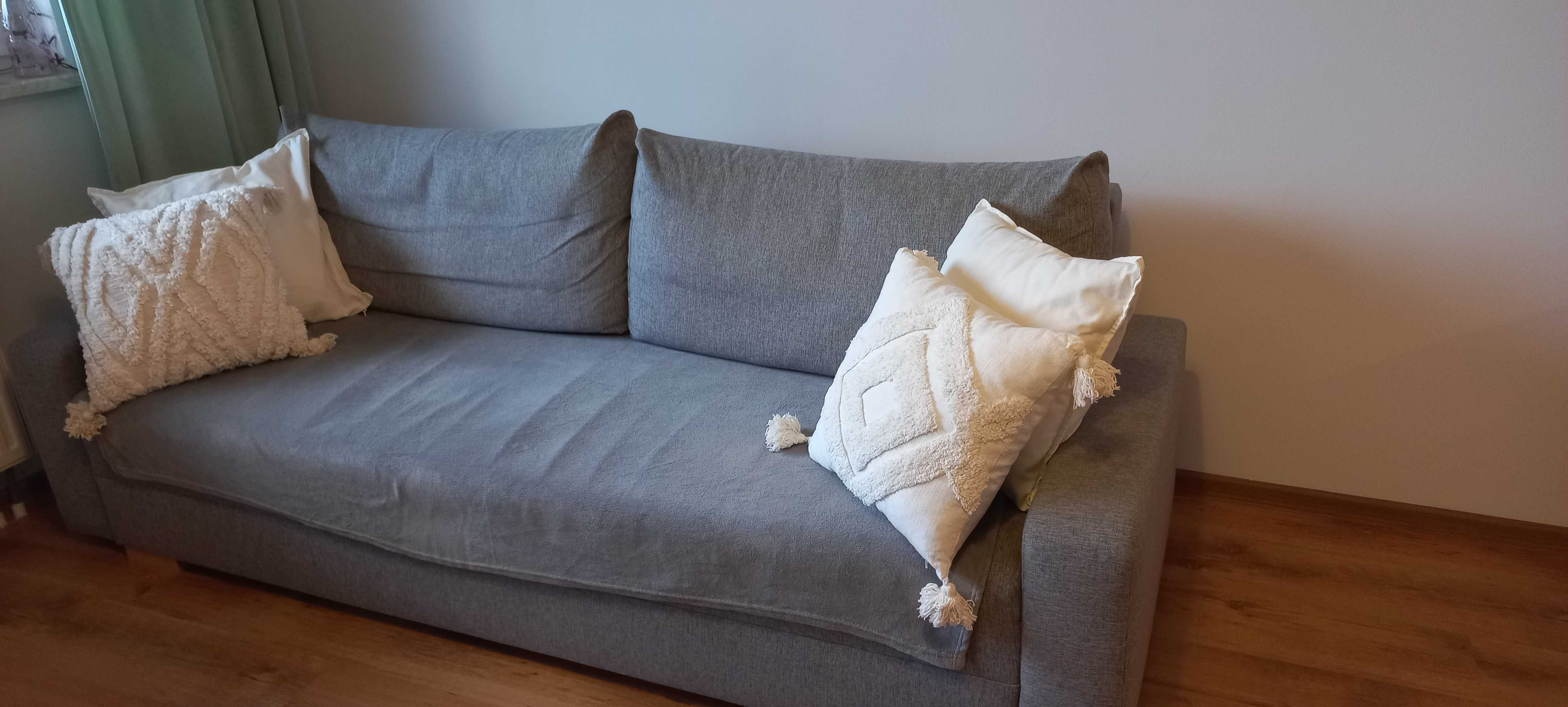 Szara, wygodna kanapa z funkcją spania