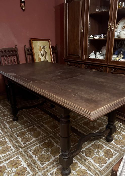 Movies, cadeiras, mesa…