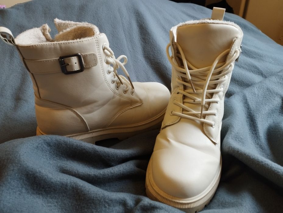 Чоботи в бежевому кольорі