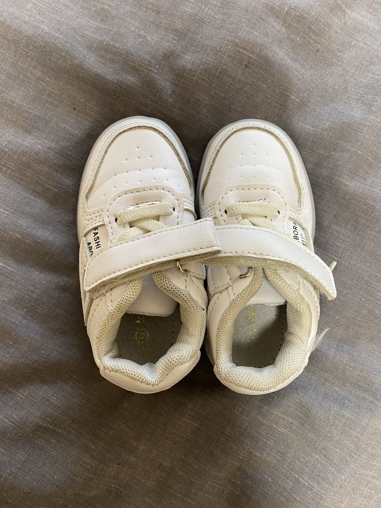 Білі дитячі кросівки