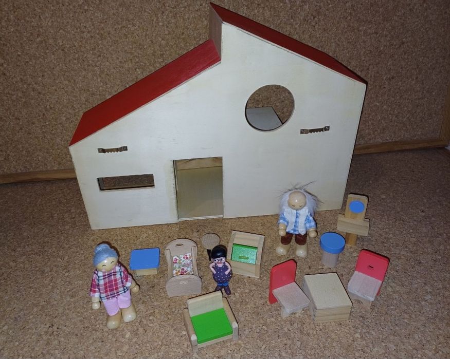 Casa de bonecas madeira, 10 mobílias, 3 bonecos, casinha de brincar.