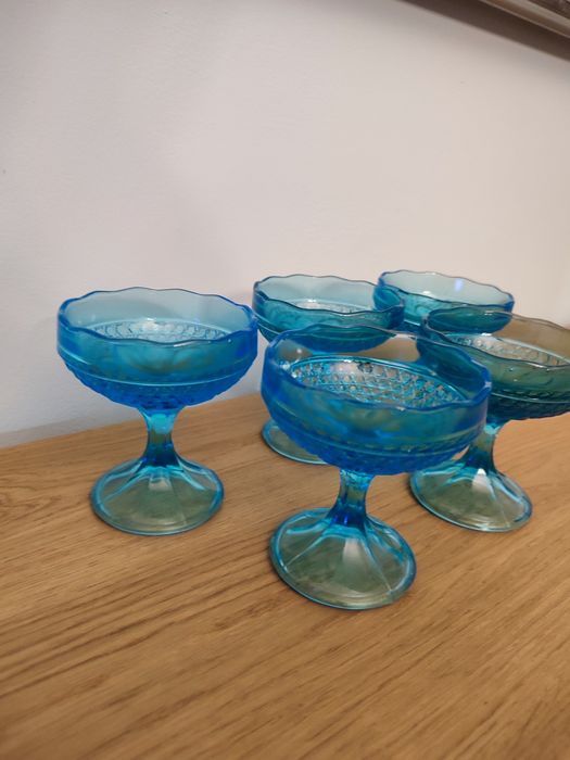 Pucharki turkusowe z czasów PRL-u